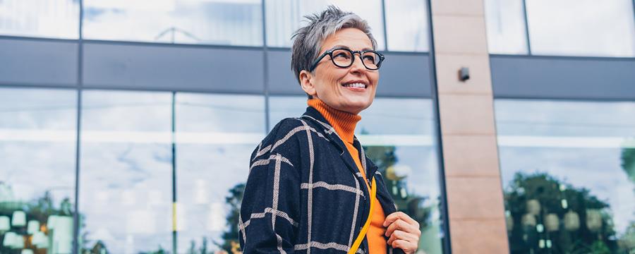 Portrait of woman walking in downtown.